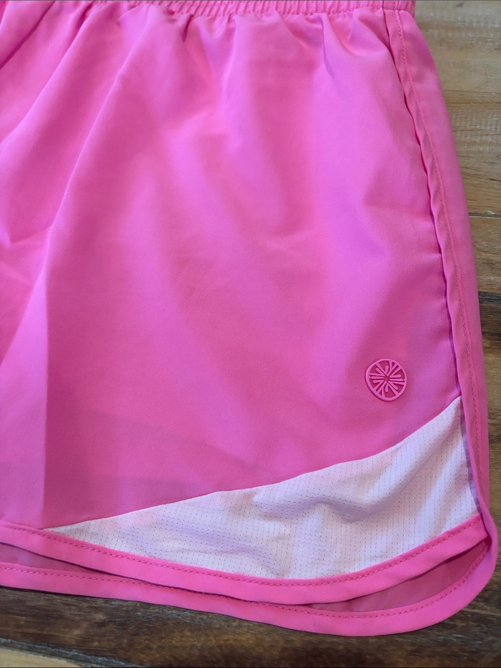 Lilly Pulitzer Luxletic 4” Ocean Trail in Prosecco Pink Shorts size medium - Picture 3 of 7
